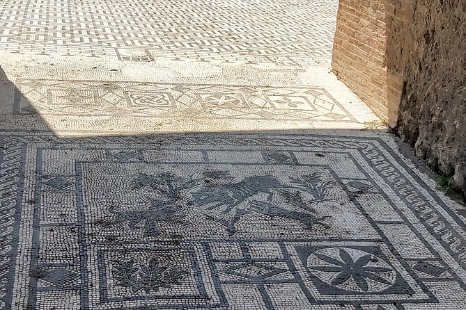 Pompeii tour with archaeologist - Stop 5 & 6: Hotel Vittoria gateway + the Cave Canem mosaic