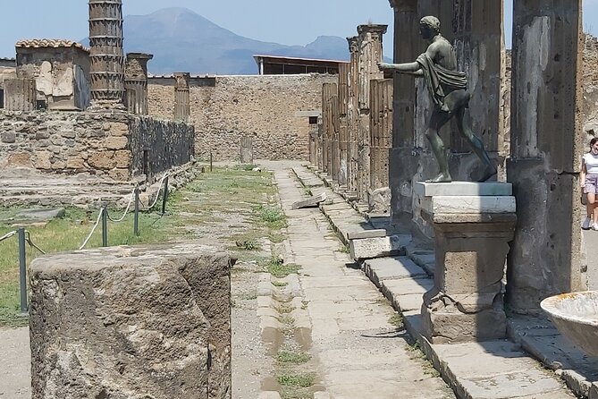 Pompeii tour with archaeologist - Stop 9: Temple of Vespasian—imperial cult in plain sight