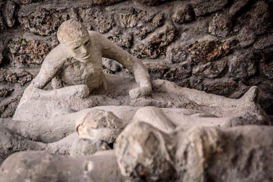 Pompeii VIP 3h Tour: Skip-the-line with your Archaeologist - Via dell’Abbondanza to the Garden of the Fugitives: the human scale of disaster