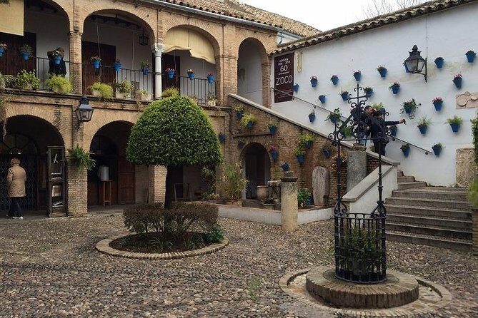 Private Visit Mosque-Cathedral, Jewish quarter, Alcazar and Synagogue - Jewish Quarter walks: Calleja del Pañuelo and Calleja de las Flores