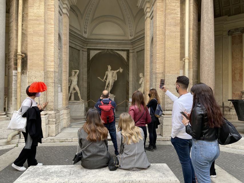 Roma Museo Vaticano y Capilla Sixtina Tour guiado - Official guide + headsets: how you keep up in a crowded place