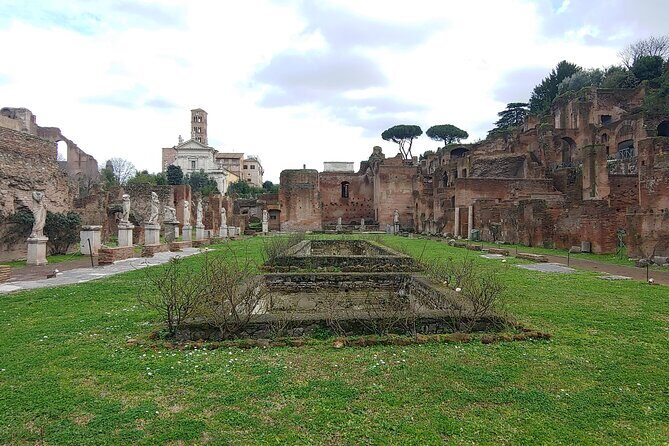 Roman Forum & Palatine Hill Guided Tour - What this tour includes—and what it carefully does not