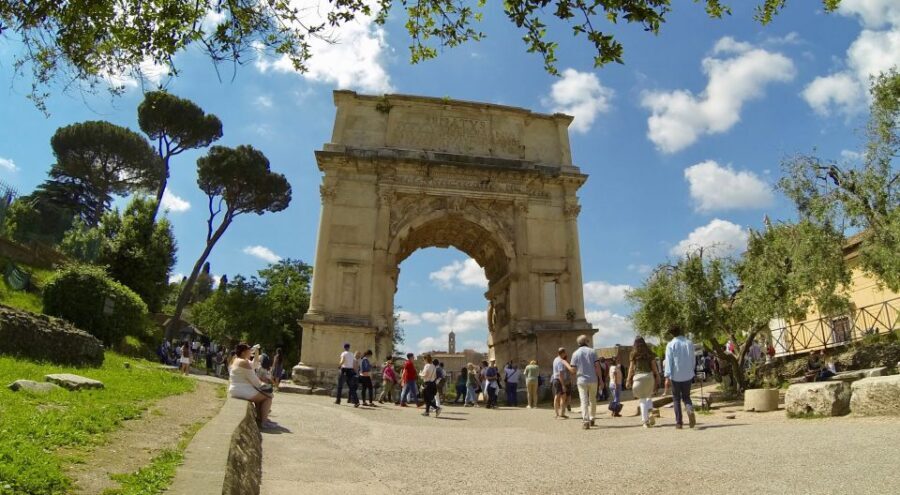 Rome: Colosseum, Roman Forum, and Palatine Hill Tour - The meeting area and how the start usually feels