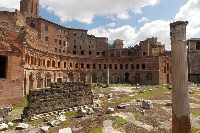 Rome Colosseum, Roman Forum & Palatine Hill Audio Tour - Roman Forum walk: Saturn and Vesta, the Curia, the rostra, and Septimius Severus