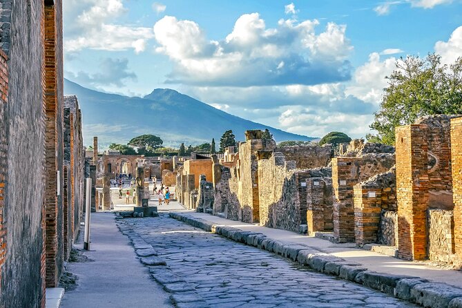 Rome to Pompeii, Sorrento & Capri: 2-Day South Italy Tour - The pizza lunch stop: useful fuel, not a gourmet pause