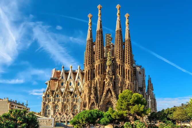 Sagrada Familia and Old Town Private Tour with Hotel Pick-up - Hotel pickup to get your bearings fast