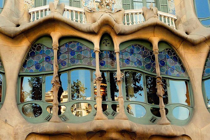 Sagrada Familia and Old Town Private Tour with Hotel Pick-up - Synagogue and quieter courtyards in the Call de Barcelona
