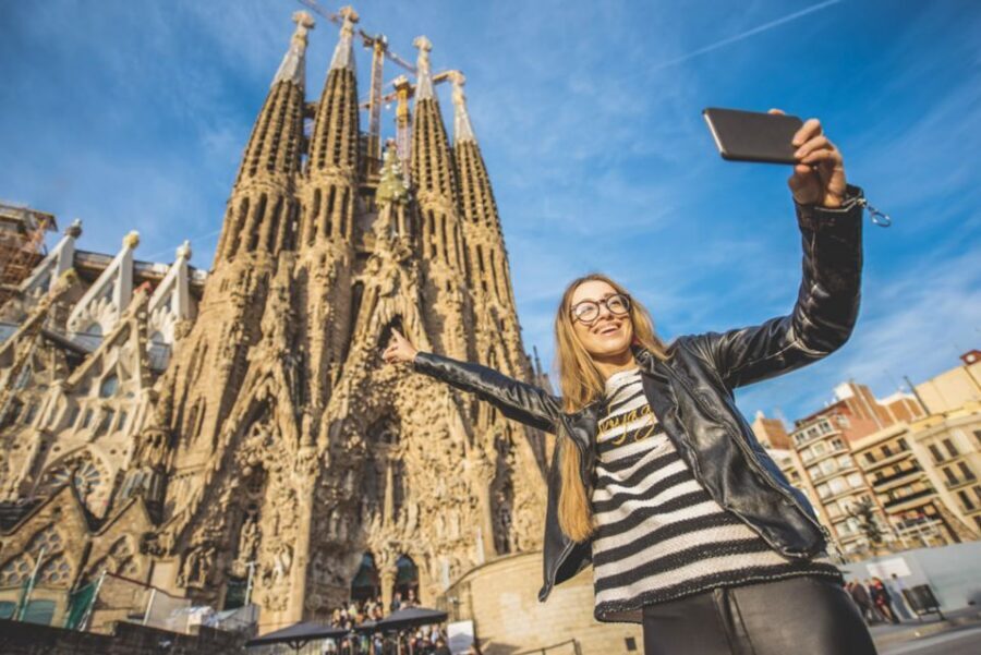 Sagrada Familia & Gaudi Guided Tour Private or Small Groups - Meeting Point and How the 4–4.5 Hour Flow Feels