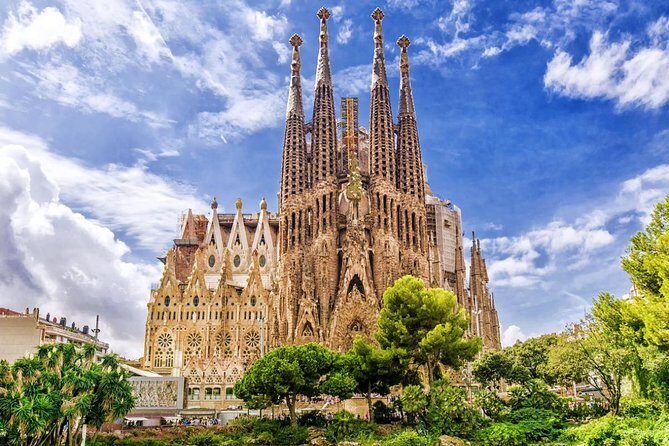 Sagrada Familia & Park Güell Optional: Small Group Tour - Entering Sagrada Família: What You Get in the Included 1-Hour Visit