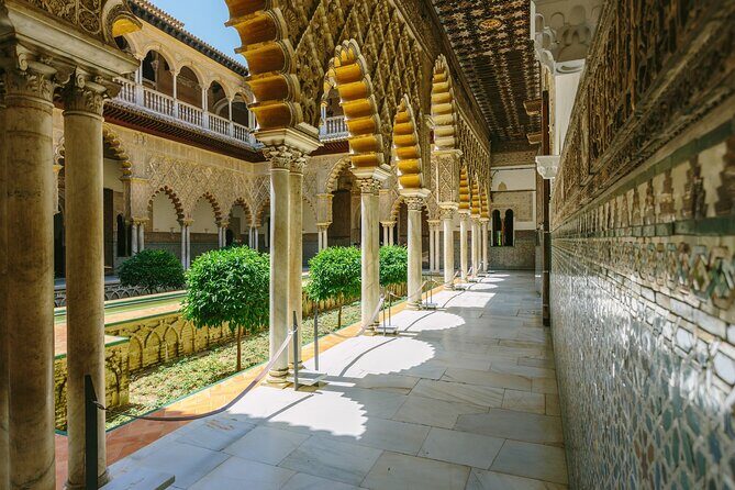 Sevilla: Guided tour to the Alcazar + Cathedral and Giralda - Plaza de la Virgen de los Reyes: your orientation point in the old quarter