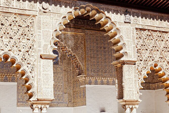 Sevilla: Guided tour to the Alcazar + Cathedral and Giralda - Real Maestranza de Caballeria de Sevilla: power, tradition, and a strong visual cue