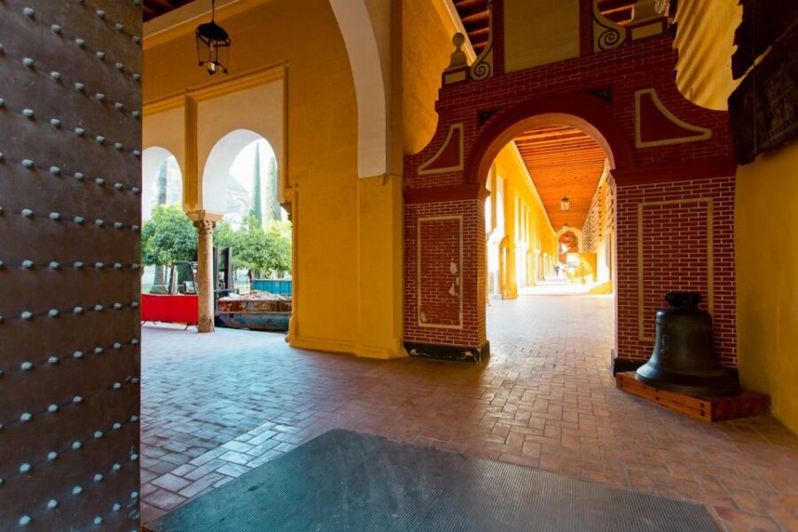 Seville: Alcázar, Cathedral & Giralda Fast Track Guided Tour - Time and pacing: why 3.5 hours can feel perfect or exhausting