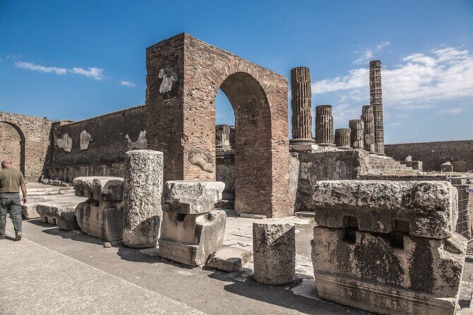 Skip the Line Pompeii Guided Tour from Sorrento - Teatro Grande: using the hillside for a Roman stage