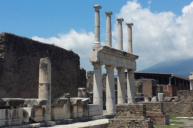 Skip the Line Private Pompeii Guided Tour - Foro de Pompeya: the main square where city life shows up