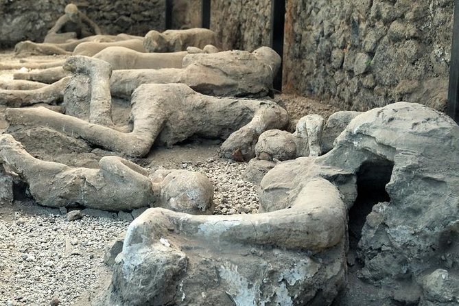 Skip the Line Private Pompeii Guided Tour - Terme del Foro: baths that show luxury and daily routine