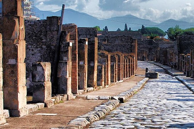 Skip the Line Private Pompeii Guided Tour - Casa del Poeta Tragico: mosaics that make the house feel alive