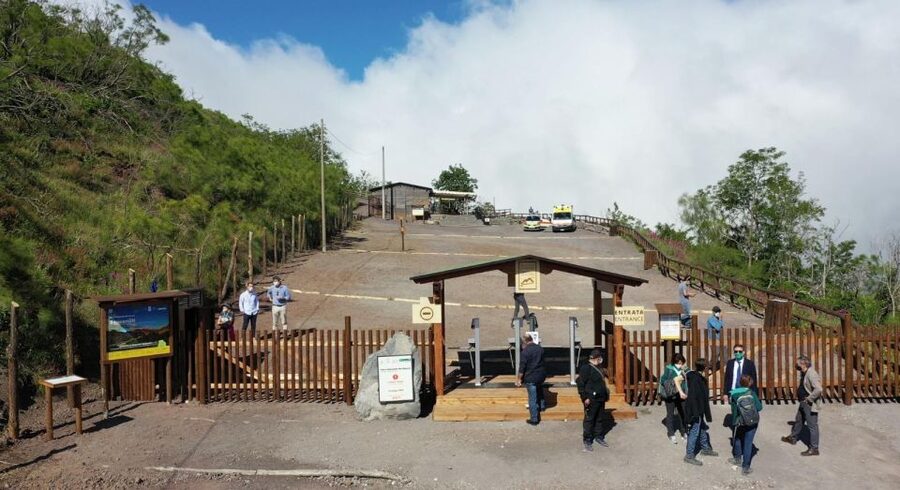 Sorrento: Vesuvius Day Trip with Entry and Lunch - Entering the Mount Vesuvius National Park: crater time and self-guided climbing