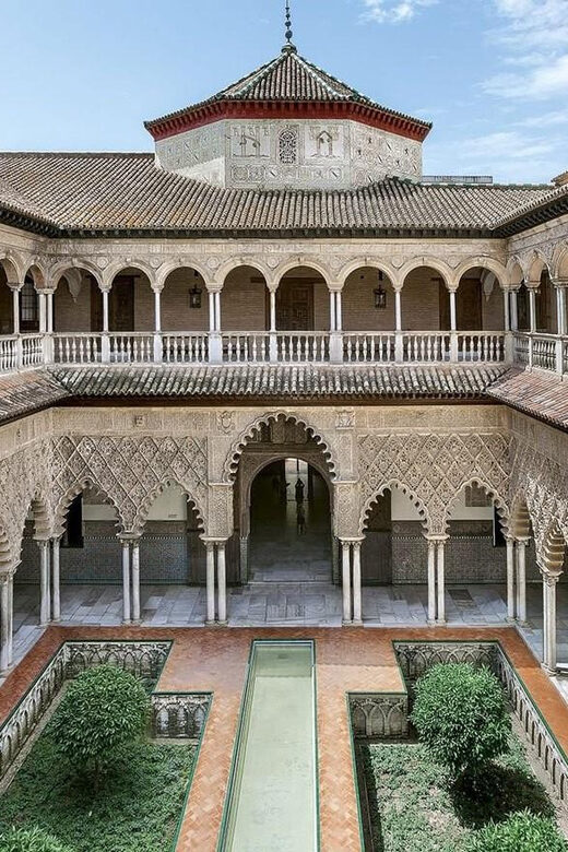 Tour of the Alcazar of Seville - From the Gate of León to the patios: how the guide gets you oriented