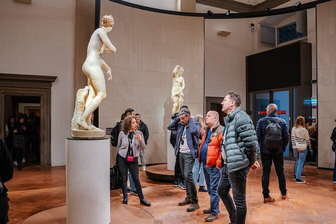 Uffizi Gallery Tour with Botticelli & Michelangelo - The Uffizi feels bigger than your photos