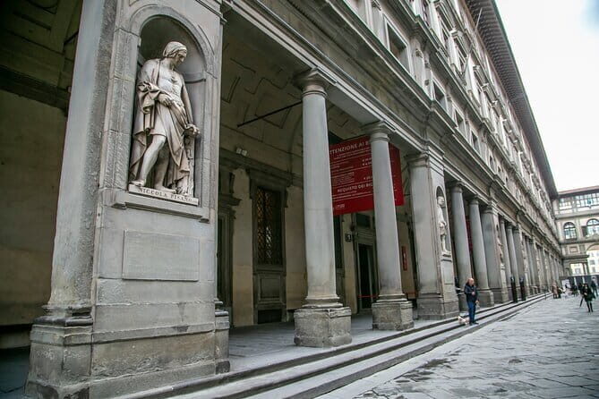 Uffizi Museum & Gallery Tour with Leonardo & Michelangelo Works - Inside the Uffizi: Rooflines, Rooms, and Vasari’s 1560 Design