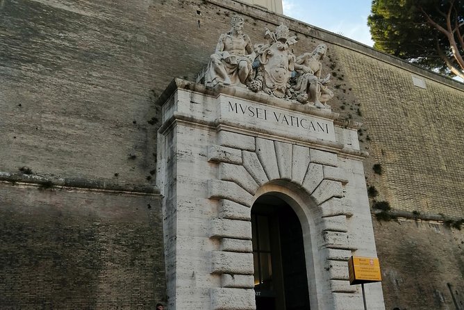 Vatican museum's & Sistine Chapel Reserved Entrance - When the crowds get tight: how to stay in control