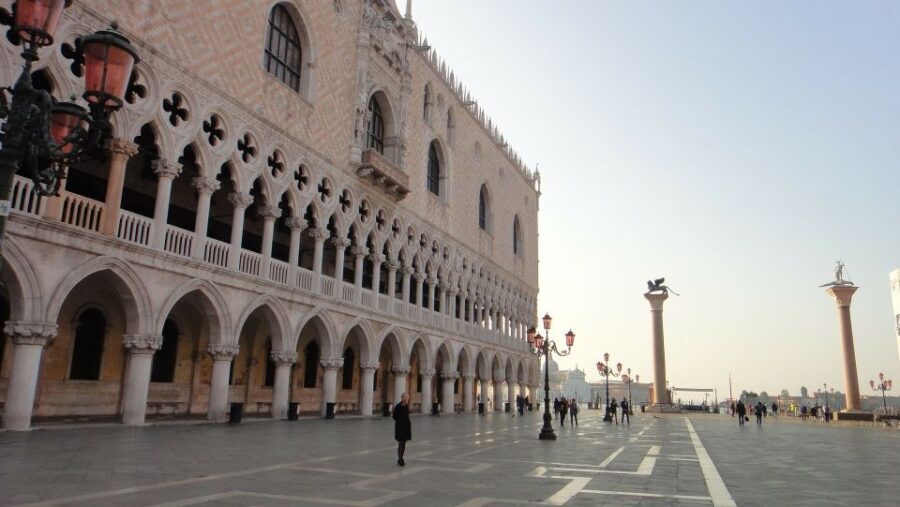 Venice: Doge's Palace Skip-the-Line Guided Tour - Skip-the-Line Entry: Getting Past the Long Venice Wait