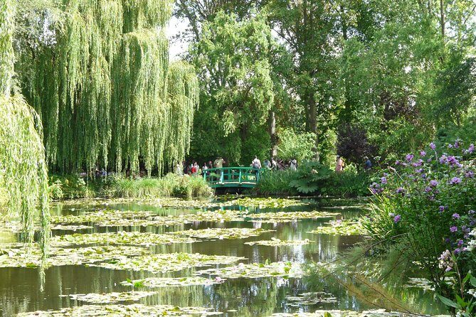 Versailles Palace and Giverny Monet House Visit with Lunch - Versailles gardens and the Musical Fountains Show: timing is everything