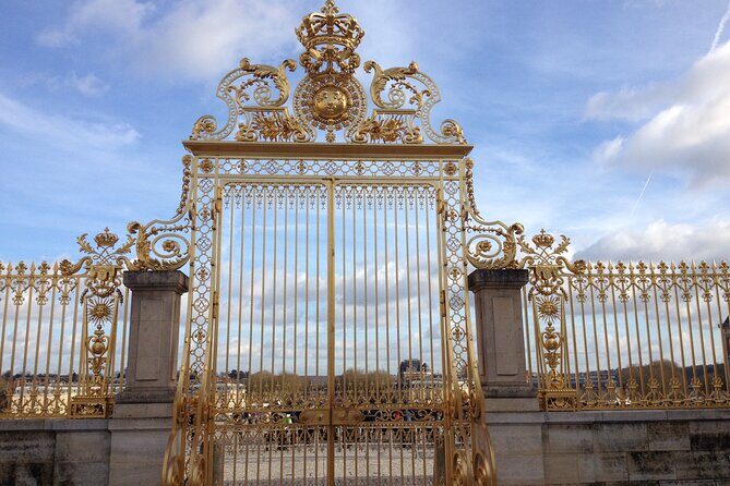 Versailles Palace & Gardens Guided Tour - The gardens with show timing: why the music and fountains matter