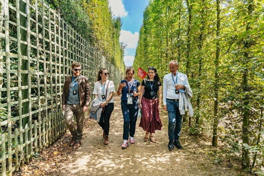 Versailles: Palace, Gardens & Marie Antoinette’s Estate Tour - The 1.5-hour break: where to eat and how not to waste it