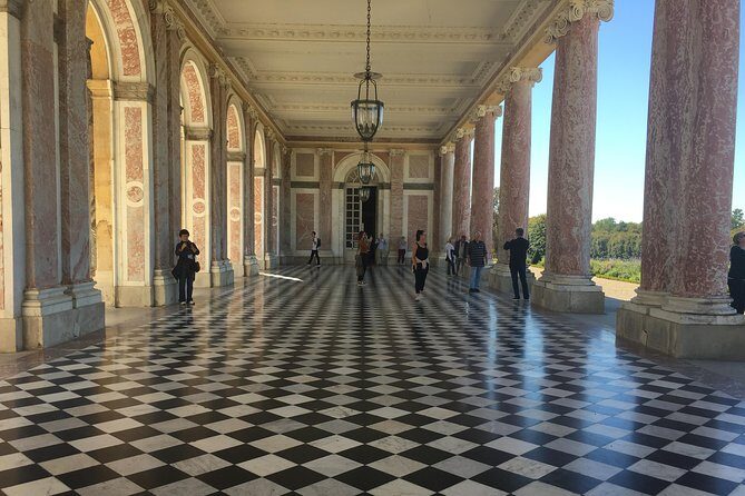 Versailles Palace & Marie-Antoinette's Estate Private Guided Tour with Lunch - Gardens of Versailles: Free Roam First, Then the Best Groves