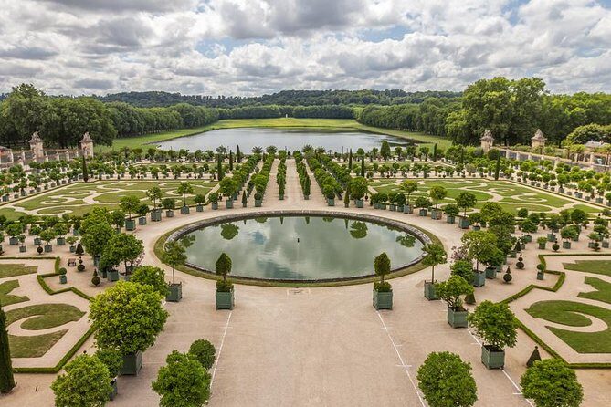 Versailles Private Day Excursion with Palace, Gardens & Trianon - Entering the Palace: skip-the-line, Royal Apartments, and Mirror Hall context