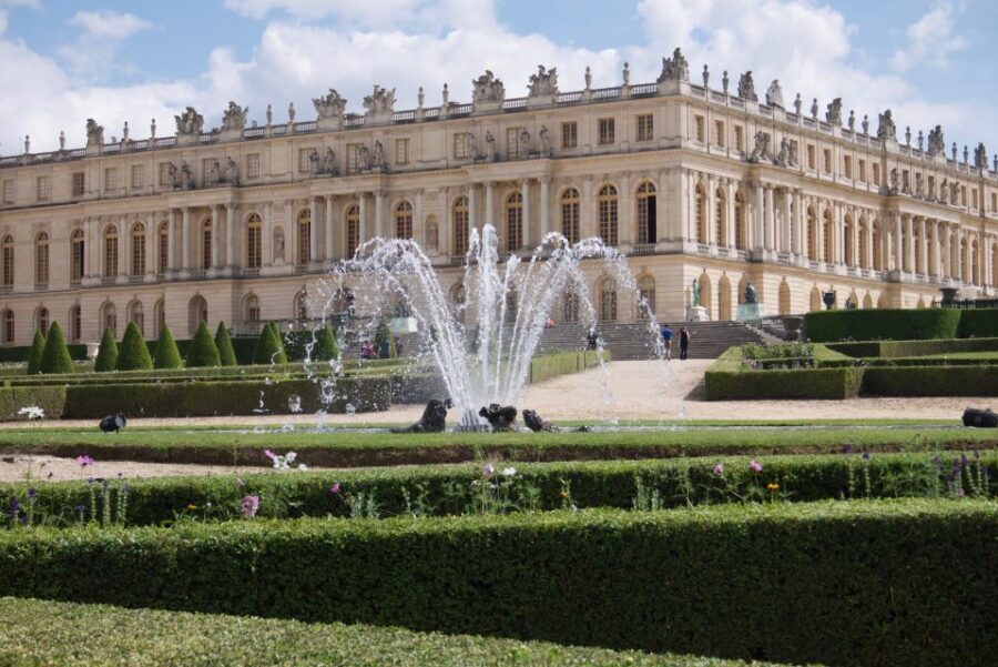 Versailles: Skip-the-Line Versailles Palace and Gardens Tour - Small group pace: how the tour avoids the shoulder-to-shoulder feeling