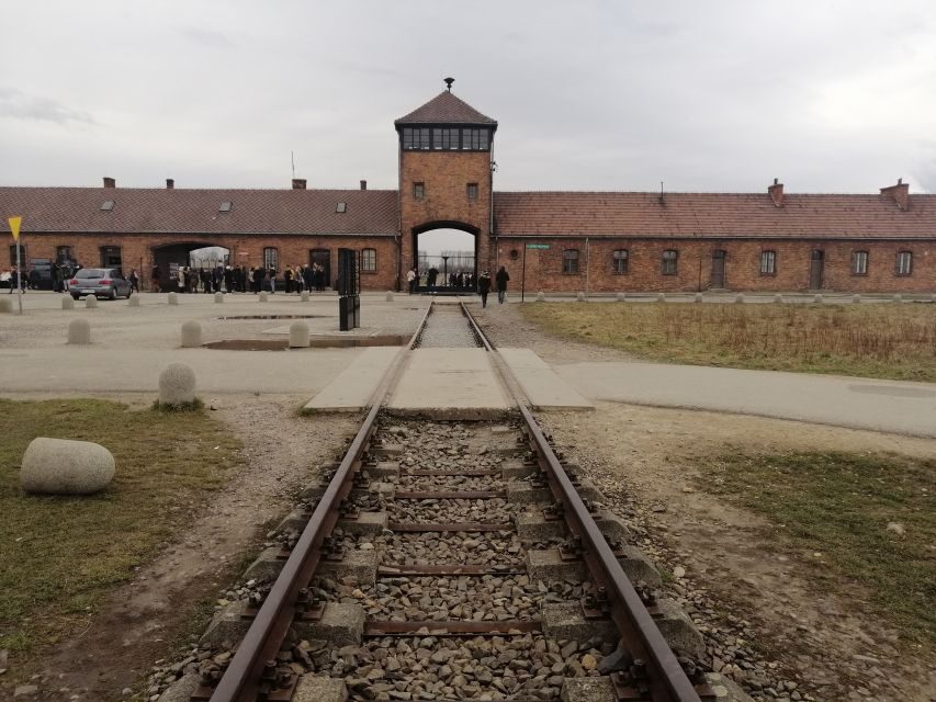 Warsaw: Tour to Krakow and Auschwitz by Train with Pickup - Krakow’s Main Market Square and Wawel Hill: 3 hours done right